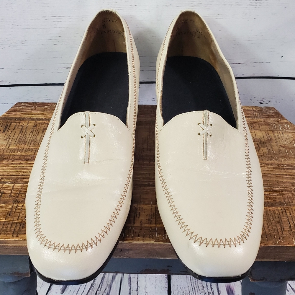 MUNRO Cream Leather Slip On Loafers Size 12 Medium